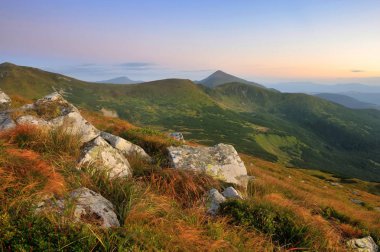 Sabah ışığında inanılmaz dağ manzarası. 