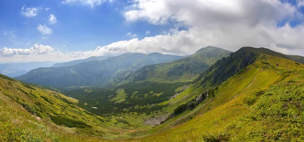 Panorama des montagnes des Carpates en été journée ensoleillée — Photo