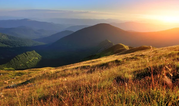 Majestueuze zonsopgang in het berglandschap. — Stockfoto