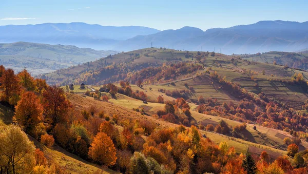 Hermoso paisaje de montaña de otoño en la luz de la mañana — Foto de Stock