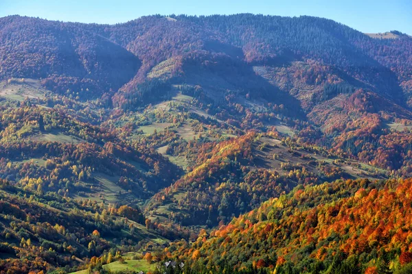 Bela paisagem de montanha de outono na luz da manhã — Fotografia de Stock