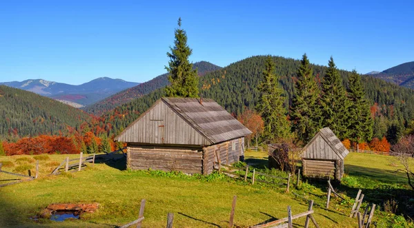 Krásná krajina se starými dřevěnými chatrčemi v Karpat — Stock fotografie