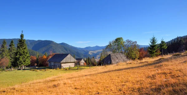 Krásná krajina se starými dřevěnými chatrčemi v Karpat — Stock fotografie