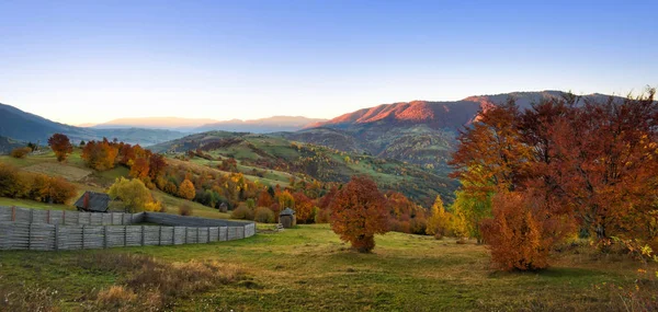 Hermoso paisaje de montaña de otoño en la luz de la mañana — Foto de Stock