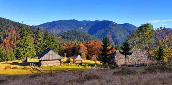 Krásná krajina se starými dřevěnými chatrčemi v Karpat — Stock fotografie