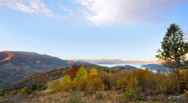 Hermoso paisaje de montaña de otoño en la luz de la mañana — Foto de Stock