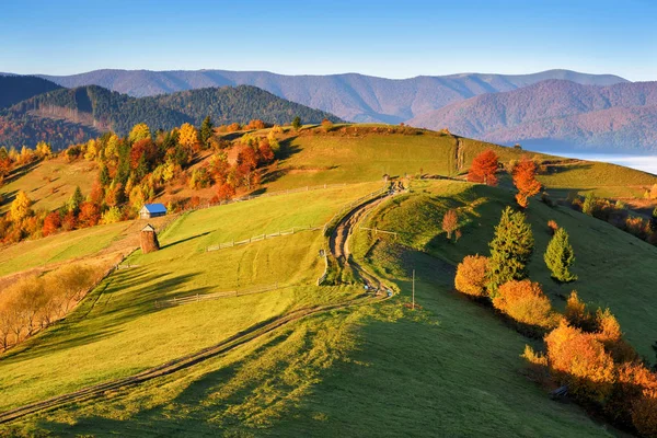 Bela paisagem de montanha de outono na luz da manhã — Fotografia de Stock