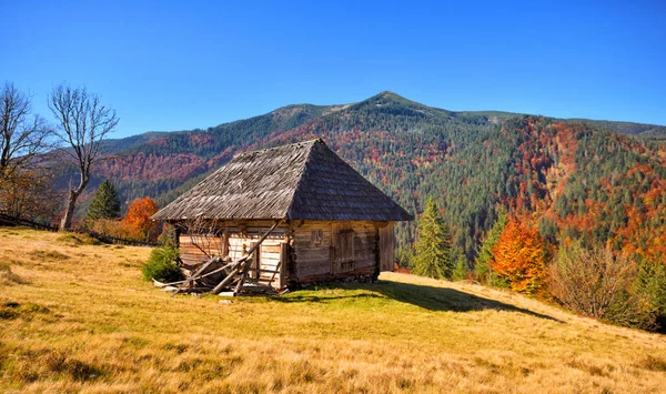 Schöne Landschaft mit alten Holzhütten in den Karpaten — Stockfoto