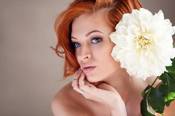 Portrait Jeune Belle Femme Rousse Fleur Blanche Portrait Beauté — Photo