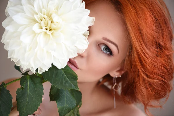 白い花を持つ若い美しい赤毛の女性の肖像画 美人像 — ストック写真