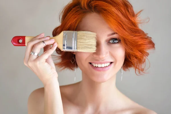 Retrato Una Joven Hermosa Pelirroja Con Pincel Como Irónicamente Pusiera — Foto de Stock