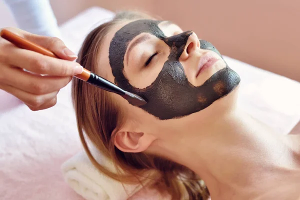 Procedimiento Para Aplicar Una Máscara Arcilla Cara Una Mujer Hermosa — Foto de Stock