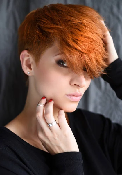 Portrait Une Belle Jeune Femme Rousse Aux Cheveux Courts — Photo