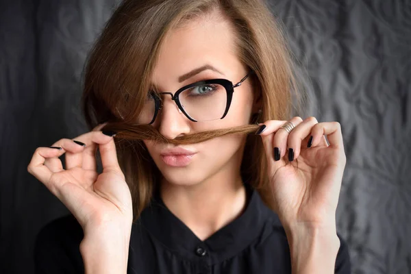 Retrato Jovem Mulher Óculos Brincando Colocando Cabelo Como Bigode — Fotografia de Stock