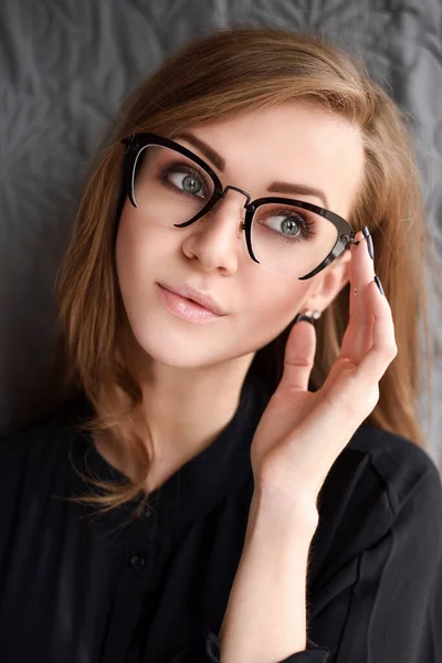 Πορτρέτο Μιας Όμορφης Νεαρής Γυναίκας Κομψά Γυαλιά Στυλ Οπτικής — Φωτογραφία Αρχείου