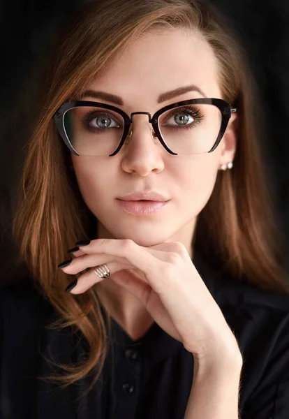 Retrato Una Hermosa Joven Con Gafas Elegantes Estilo Óptico —  Fotos de Stock