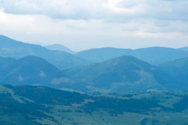 Muhteşem manzara mavi Dağları ile ufukta