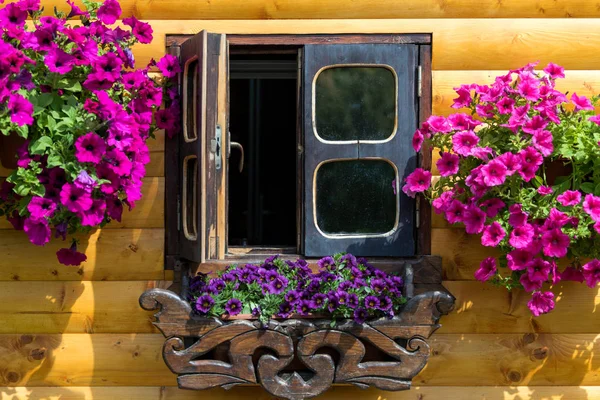 Janelas Casa Madeira Com Caixas Flores — Fotografia de Stock