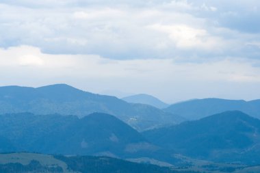 Muhteşem manzara mavi Dağları ile ufukta