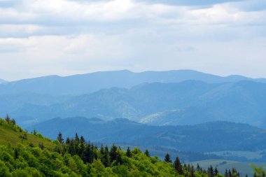 Muhteşem manzara mavi Dağları ile ufukta