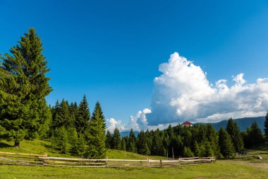 Dağlarda yaz güneşli gün mavi gökyüzü ve beyaz bulutlar