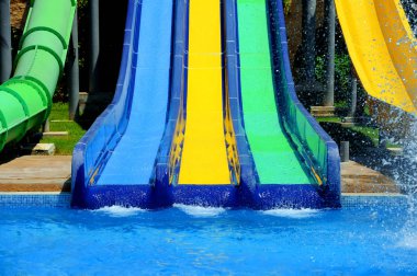 Renkli su kaydırağı su parkında
