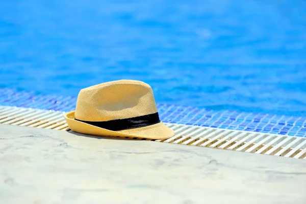 Havuzun Kenarındaki Sarı Güneşin Şapka — Stok fotoğraf