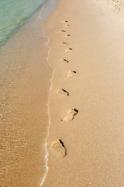 Huellas Olas Arena — Foto de Stock