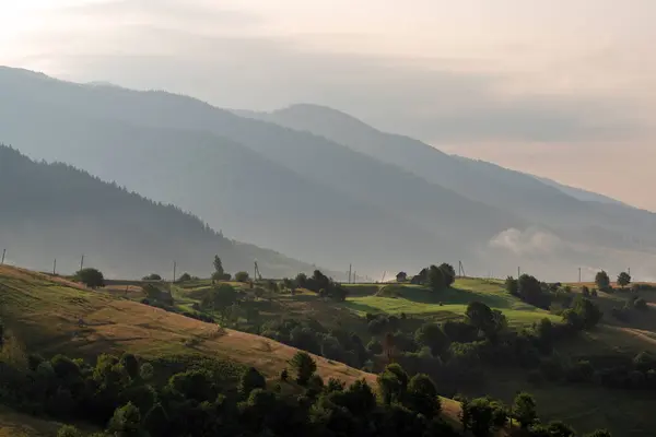 Mattina Nebbiosa Tra Montagne Estive — Foto Stock