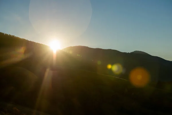 Солнечная Осенняя Горная Сцена Утренним Лучем Солнца — стоковое фото