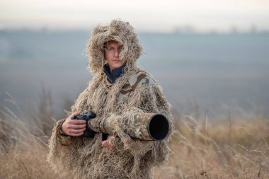 vahşi yaşam fotoğrafçısı doğada çalışma ghillie takım elbise kamuflaj