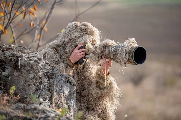 Fotógrafo Vida Selvagem Camuflagem Terno Ghillie Trabalhando Natureza — Fotografia de Stock