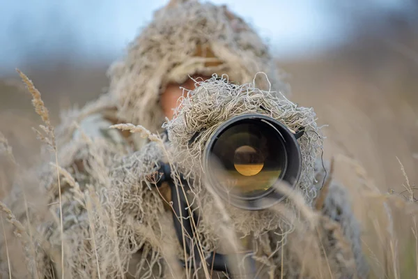 Vahşi Yaşam Fotoğrafçısı Doğada Çalışma Ghillie Takım Elbise Kamuflaj — Stok fotoğraf