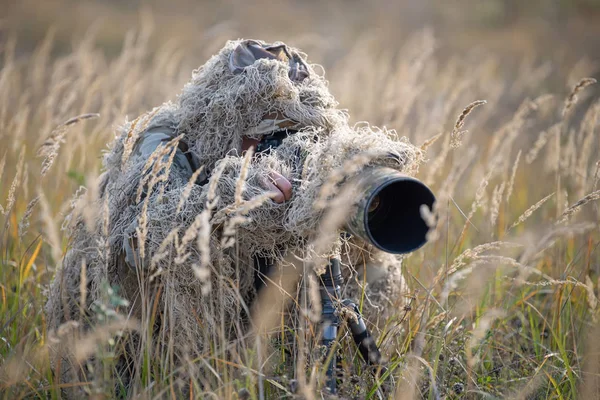 Fotógrafo Vida Selvagem Camuflagem Terno Ghillie Trabalhando Natureza — Fotografia de Stock