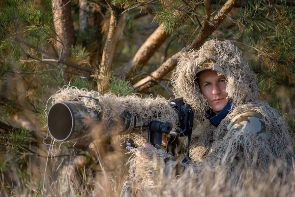 Camuflaje Fotógrafo Vida Silvestre Traje Ghillie Trabajando Naturaleza —  Fotos de Stock