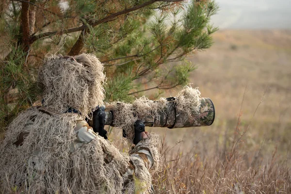 Camuflaje Fotógrafo Vida Silvestre Traje Ghillie Trabajando Naturaleza — Foto de Stock