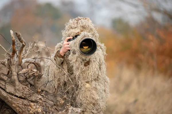 Fotógrafo Vida Selvagem Camuflagem Terno Ghillie Trabalhando Natureza — Fotografia de Stock
