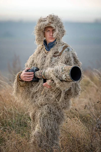 Camuflaje Fotógrafo Vida Silvestre Traje Ghillie Trabajando Naturaleza —  Fotos de Stock