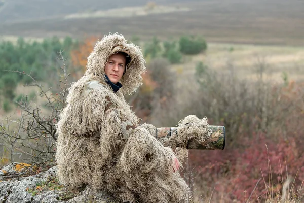 Vahşi Yaşam Fotoğrafçısı Doğada Çalışma Ghillie Takım Elbise Kamuflaj — Stok fotoğraf