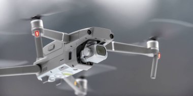 Yakın dron quadcopter ile dijital fotoğraf makinesi