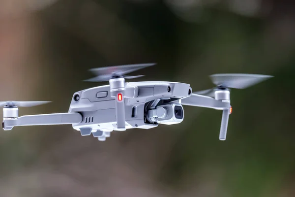 Yakın Dron Quadcopter Ile Dijital Fotoğraf Makinesi — Stok fotoğraf