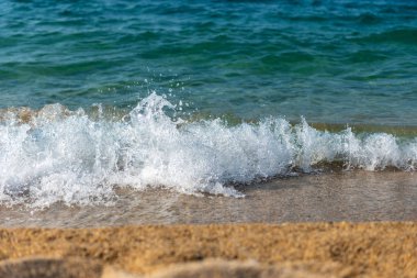 Deniz dalgası kumsalda