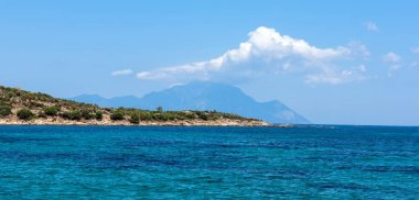 Deniz ile manzara, rock ve Blu güzel bulutlar