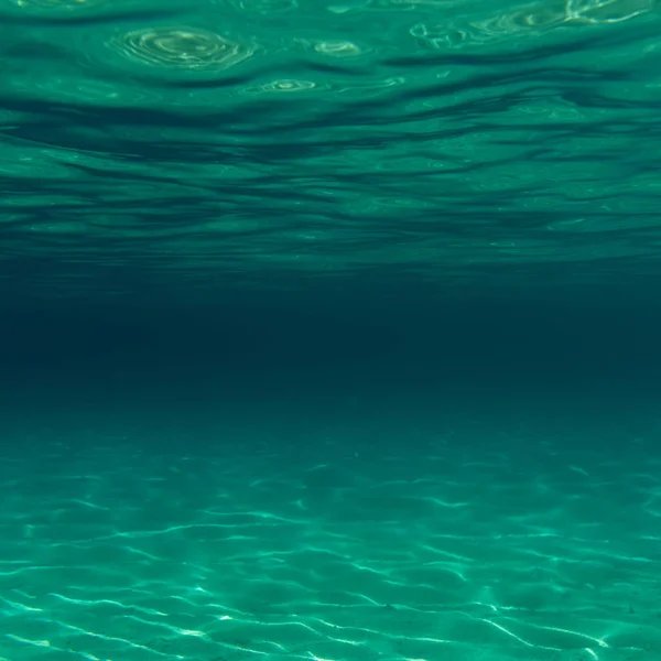 Θερινή ώρα κάτω από το θαλάσσιο ωκεανό νερό — Φωτογραφία Αρχείου