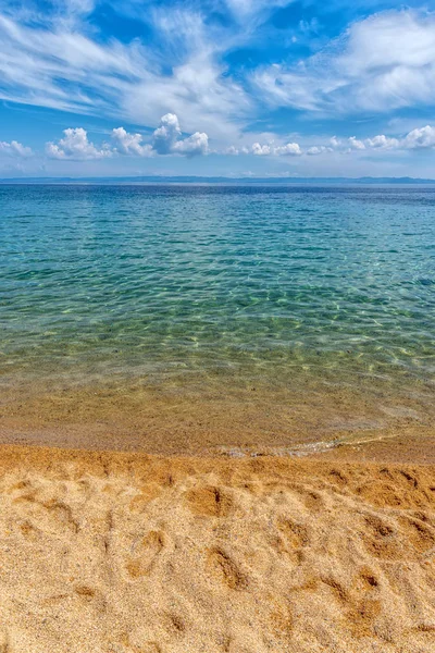 夏のビーチの背景。砂と海と空 — ストック写真