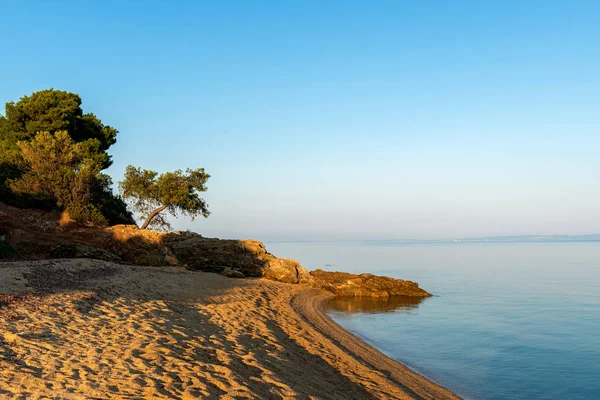 Landschap met strand, zee en de wolken in de blauwe lucht — Stockfoto