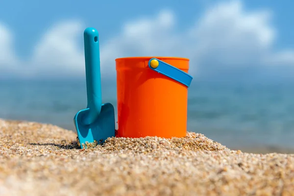 Zabawki plażowe dla dzieci-wiadra i SPADE na piasku w słoneczny dzień — Zdjęcie stockowe