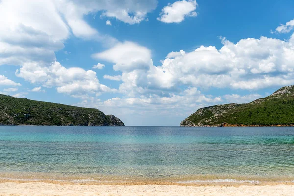 Landskap med strand, havet och molnen i den blå himlen — Stockfoto