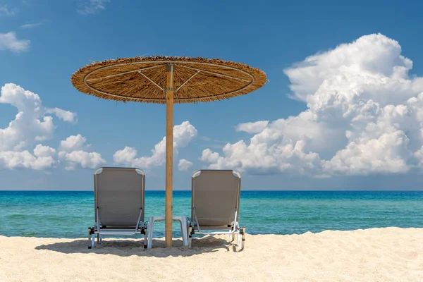 Strand stol med paraply med blå himmel — Stockfoto