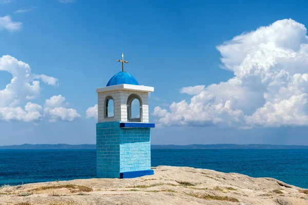 Traditionell grekisk liten kyrka eller kapell på havet bakrund — Stockfoto